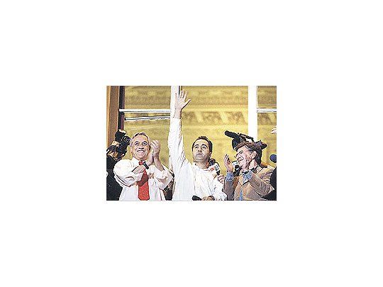 El alcalde electo de Santiago, Pablo Zalaquett, saludó el domingo a la noche a sus seguidoresjunto al líder del centroderecha chileno, Sebastián Piñera. Los comicios municipalesdel domingo supusieron un fuerte giro político tras 18 años de dominio de la Concertación.