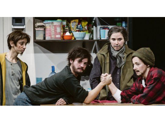 Piel de lava. Las integrantes del grupo en una escena de “Petróleo”, en la sala Sarmiento del Complejo Teatral.