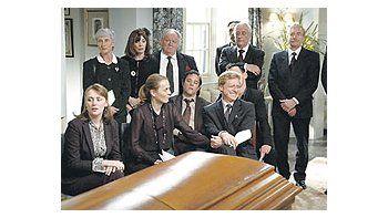 ámbito.com | Losinconvenientesde habertomado unalucinógeno enun funeral, unode losmomentosbrillantes de lacomedia deFrank Oz.