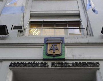 Los hombres que acompañan a Gallo son el actual prosecretario de la AFA Luciano Nakis y el director de Protocolo y Ceremonial de la AFA Fernando Isla Casares. Los hombres que acompañan a Gallo son el actual prosecretario de la AFA Luciano Nakis y el director de Protocolo y Ceremonial de la AFA Fernando Isla Casares.