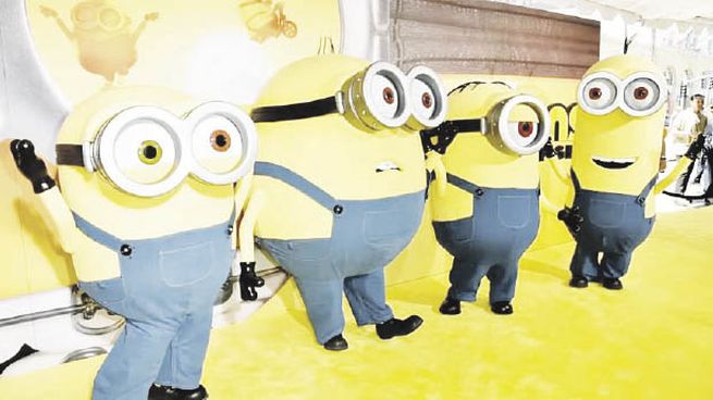 minions. Adolescentes producen disturbios con vestimenta formal.