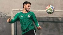 Santiago Giménez cumplió el sueño del infante que vio el debut del Tri con un suéter de Navidad con los colores de México. El delantero le envió un saludo y una playera de regalo.&nbsp; 