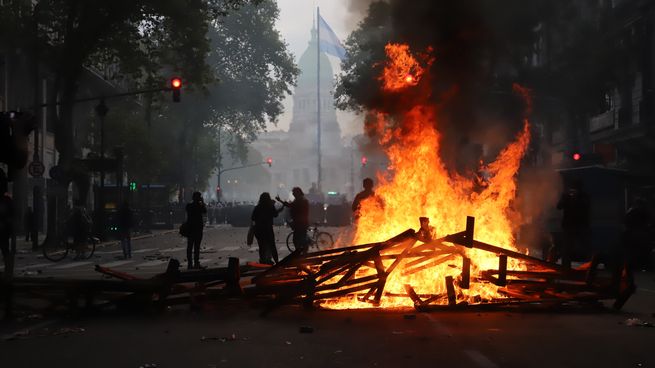 Las fuerzas de seguridad activaron el protocolo antipiquete y desataron la represión sobre los hinchas.