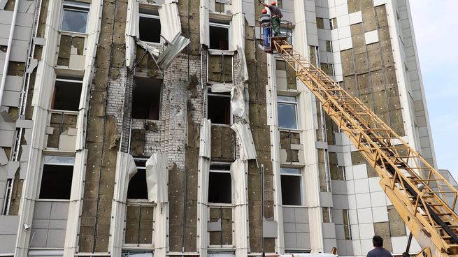 Así quedó un edificio de Energodar, bombardeada este miércoles.