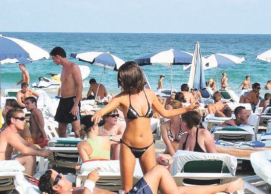 Las famosas y siempre muy concurridas playas bañadas por el Mediterráneo y una vista donde puede observarse la Ciudad Vieja (Dalt Vila) encerrada en una muralla medieval que es hoy Patrimonio de la Humanidad.