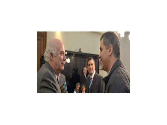 Los Ministros Casamiquela y Rodríguez durante la reunión donde se realizó la entrega de aportes.