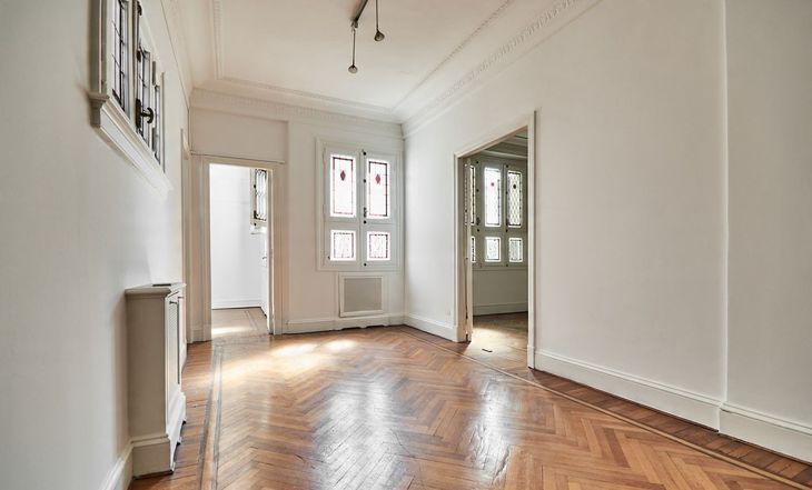 Ambiente interior con pisos de madera originales y aberturas de estilo clásico