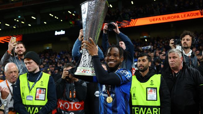 Ademola Lookman alza la Europa League, el primer trofeo internacional que levantó Atalanta de la mano del delantero inglés nacionalizado nigeriano.