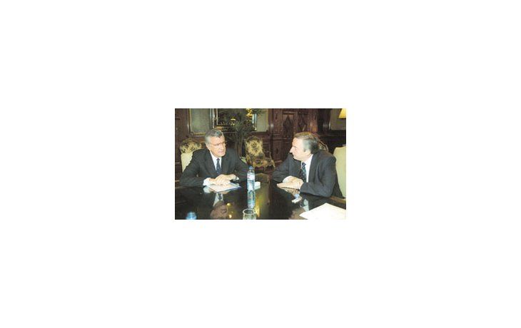 ámbito.com | El sanjuanino José Luis Gioja formó parte del pelotón de gobernadores que dieron su apoyo a Néstor Kirchner, ayer a la mañana en Casa de Gobierno.