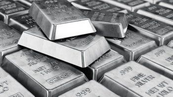 El precio de la plata pierde interés tras la enorme subida generada por inversores minoristas.