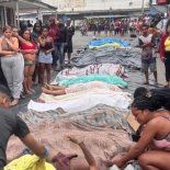 Vecinos trasladan cuerpos por la Estrada José Rucas en la Penha, tras la operación más letal contra el Comando Vermelho. Vecinos trasladan cuerpos por la Estrada José Rucas en la Penha, tras la operación más letal contra el Comando Vermelho.