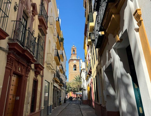 Tanto en Sevilla como en otras ciudades de España es habitual que haya edificios o complejos habitacionales bajo este formato Tanto en Sevilla como en otras ciudades de España es habitual que haya edificios o complejos habitacionales bajo este formato