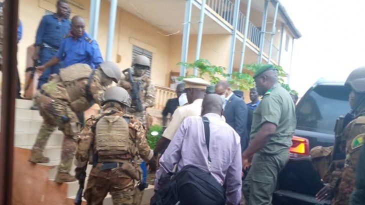 Ibrahim Boubacar Keita (de blanco) ingresando al campo militar.