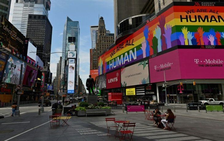 Un mensaje en Times Square, en Nueva York, en apoyo de la comunidad LGTBIQ+.