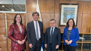 La embajadora Heide Fulton, el jerarca estadounidense José Fernandez, el canciller Omar Paganini y la ministra Elisa Facio dialogaron sobre la potencialidad de las energías renovables en Uruguay.
