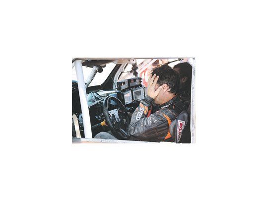 El rostro del estadounidense Robby Gordon lo dice todo. Sufrió una exclusión en suspenso, pero fue habilitado para seguir compitiendo.