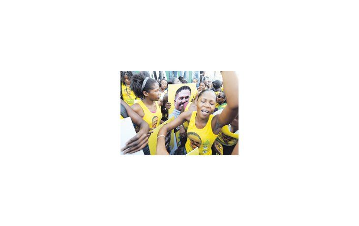 Partidarios del candidato oficialista, Jude Celestin, se manifestaban ayer en Puerto Príncipe. Las encuestas dicen que Celestin, yerno del presidente René Preval, será víctima del voto castigo.