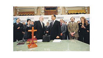Reemplazo - Tras la tempestuosa salida de Santiago Montoya, el gobernador Daniel Scioli puso ayer enfunciones a Alejandro Arlía y a Rafael Perelmiter al frente del Ministerio de Economía y de la Agencia deRecaudación de Buenos Aires, respectivamente. Ante la presencia de enviados de la Casa Rosada, pidióa los recién ungidos unir «los esfuerzos con el Gobierno nacional».
