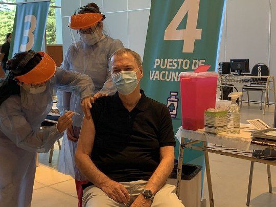 Juan Schiaretti, de 71 años, se sumó al grupo de mandatarios provinciales que se aplicaron la vacuna Sputnik V contra el coronavirus, la única que llegó al país hasta el momento.