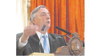 NéstorKirchner eligiónuevamenteun acto enCasa deGobiernodondeanunció obraspúblicaspara hacerdeclaraciones.Ayer fuecontra ladecisión deEstadosUnidos, queeliminaría a laArgentina depreferenciasarancelarias.