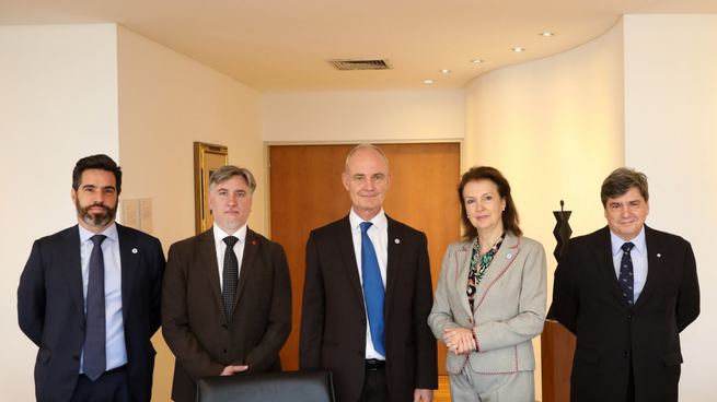 La canciller DIana Mondino junto al vicepresidente de la Cruz Roja Internacional (a su derecha).