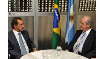 El gobernador bonaerense, Daniel Scioli, encabezó una misión comercial en Brasil, que incluyó reuniones con veinte principales empresarios de la región y la conducción de la Federación Industrial del Estado de San Pablo (FIESP) sobre la base de promover exportaciones y atraer inversiones privadas a la provincia de Buenos Aires. En la foto, junto a Luis Roberto Ortiz Nascimento, vicepresidente del Consejo de Administración de Camargo Correa.