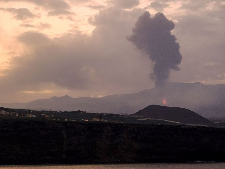 El volcán de La Palma volvió a rugir tras unas horas de parate.