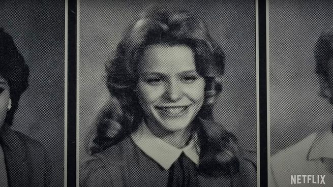 Netflix reconstruyó la vida de Tonya Hughes para demostrar su lucha para conocer su identidad.