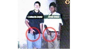 Esta es la imagen de los asesinos de Axel que Canal 9 difundió ayer junto a escuchas telefónicas. Carlos Díaz -izquierda-es quien le disparó al joven, junto a su hermano, José, están detenidos. La foto -y otra en la que se ve a Carlos Díaz con un cigarrillo de marihuana- estaba en poder de la SIDE.