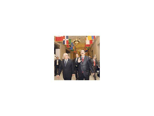 El destituido Manuel Zelaya camina junto a Jorge Taiana tras un encuentro en la Organización de Estados Americanos, que dio un ultimátum a los golpistas.