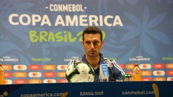 Scaloni no dio el equipo, pero confirmó que Agüero será titular