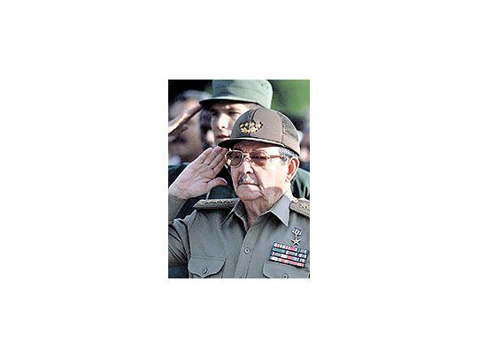 Raúl Castro cumple hoy un año al frente deCuba, una transición forzada por la enfermedadde su hermano Fidel. Prometió dotar ala economía de nuevos criterios de eficiencia,pero, según analistas, podría ser tardepara hacerlo.