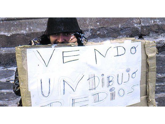 Dios en venta. La imagen de un vendedor callejero ecuatoriano que ofrece religión al paso.