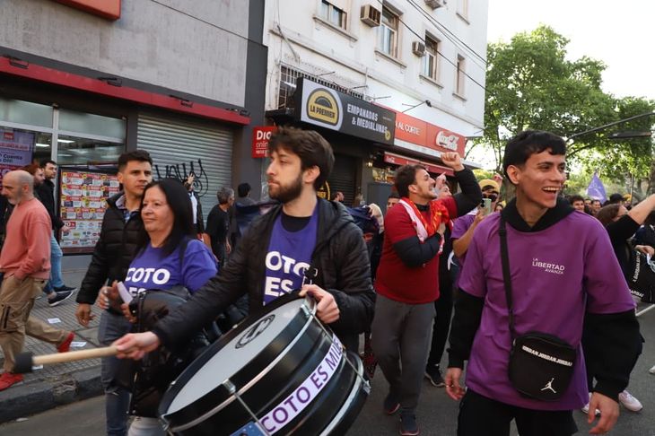 Militantes libertarios llegaron al Movistar Arena para el acto de Javier Milei.