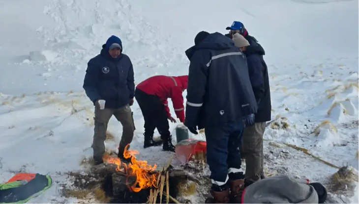 Los trabajadores soportaron temperaturas cercanas a 30 grados bajo cero y vientos blancos que habrían superado los 140 km/h. Los trabajadores soportaron temperaturas cercanas a 30 grados bajo cero y vientos blancos que habrían superado los 140 km/h.