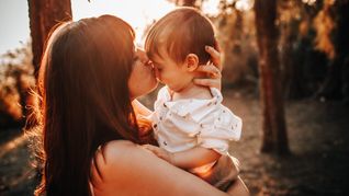 Las madres deben procurar mantener una alimentación saludable para cuidar la salud propia y de su bebé.