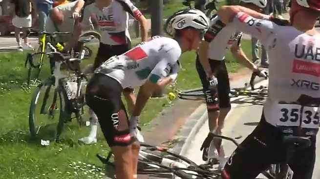 UAE Team Emirates-XRG, informó que Isaac del Toro presentó una rotura muscular en el muslo derecho, además de diversas raspaduras.