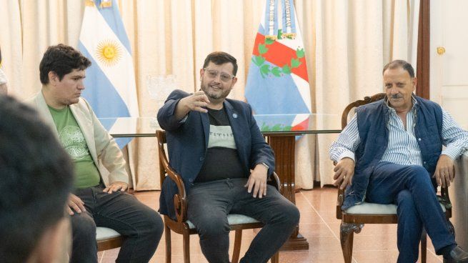El gobernador riojano, Ricardo Quintela junto a representantes de partidos liberales. 