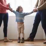 Los conflictos vinculados a permisos de viaje, revocaciones y desacuerdos entre progenitores ganaron visibilidad pública, muchas veces a partir de casos mediáticos. Los conflictos vinculados a permisos de viaje, revocaciones y desacuerdos entre progenitores ganaron visibilidad pública, muchas veces a partir de casos mediáticos.