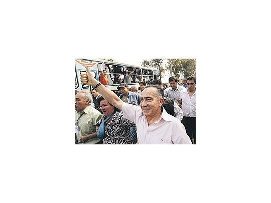 Lino Oviedo ayer, al salir de la cárcel, saluda a sus seguidores en las calles de Caacupé.La Justicia militar le concedió la libertad condicional por haber cumplido la mitad de lacondena a diez años que se le impuso por el intento golpista de 1996.