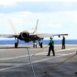 Según denunció el comando, el dron “se acercó agresivamente” al portaaviones con “intenciones poco claras” y “continuó volando hacia el barco a pesar de las medidas de desescalada tomadas por las fuerzas estadounidenses que operan en aguas internacionales” Según denunció el comando, el dron “se acercó agresivamente” al portaaviones con “intenciones poco claras” y “continuó volando hacia el barco a pesar de las medidas de desescalada tomadas por las fuerzas estadounidenses que operan en aguas internacionales”