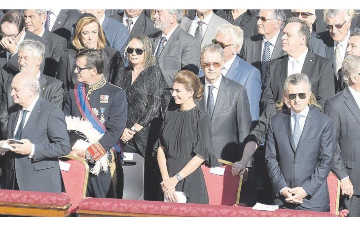 Celebración. Mauricio Macri, Juliana Awada, Juan Schiaretti, Susana Malcorra y la delegación argentina, ayer, en la Plaza San Pedro.