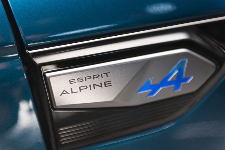 La versión disponible es Esprit Alpine, la cual adopta elementos de diseño basados en la identidad de la marca Alpine. La versión disponible es Esprit Alpine, la cual adopta elementos de diseño basados en la identidad de la marca Alpine.