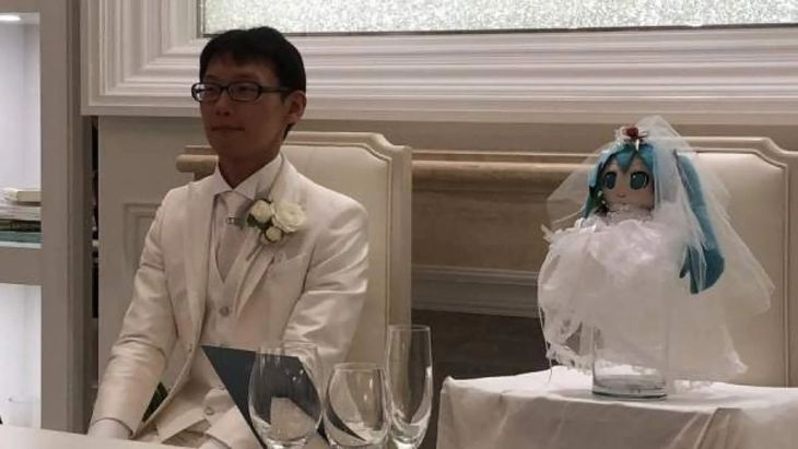 Akihiko Kondo fue uno de los primeros japoneses en formalizar su amor con un holograma en 2018.