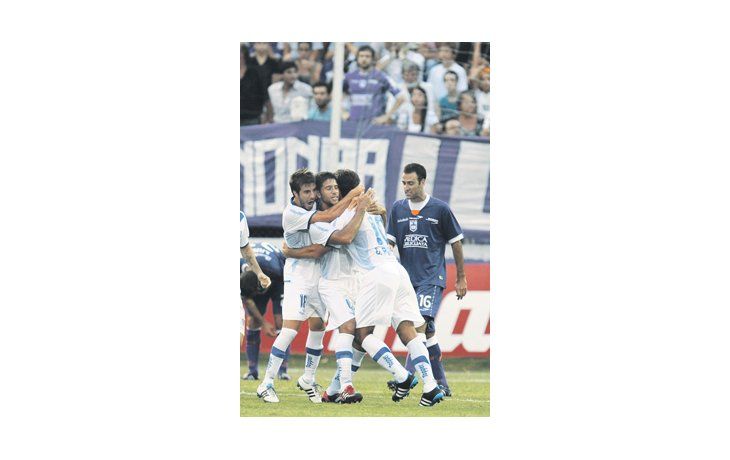 El abrazo del gol. David Ramírez está en el medio de Sebastián Domínguez y Francisco Cerro en el festejo del primer gol de Vélez. El equipo que dirige Ricardo Gareca consiguió un gran triunfo en Uruguay para empezar de la mejor manera su participación en la Copa Libertadores de América.