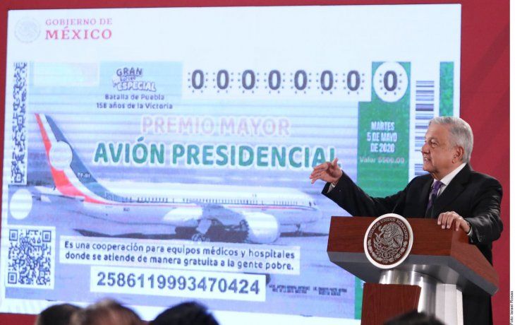 El presidente de M&eacute;xico, Andr&eacute;s Manuel L&oacute;pez Obrador, al presentar la rifa del avi&oacute;n.