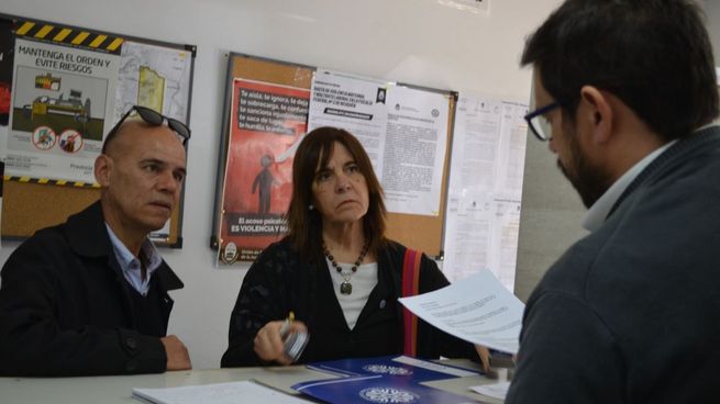 Beatriz Gentile, rectora de la Universidad Nacional del Comahue, realizando la denuncia ante la Justicia.