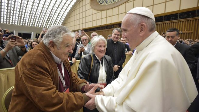 Vamos a ayudar a Argentina, el pedido del papa Francisco a Mujica.