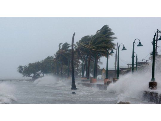 hURACÁN. El paso de la tormenta sigue generando importantes destrozos en las costas del Caribe.