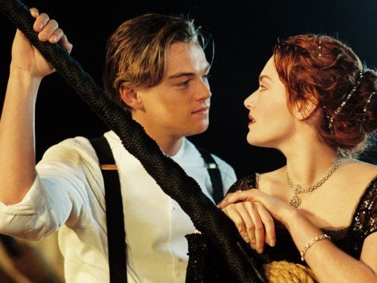 DiCaprio junto a Kate Winslet en Titanic.